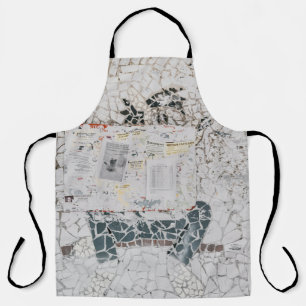 Tablier Papier d'imprimante blanc sur mur en béton blanc e