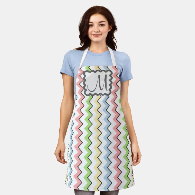 Tablier Pastel Chevron avec Monogram de Shirley Taylor (Porté)