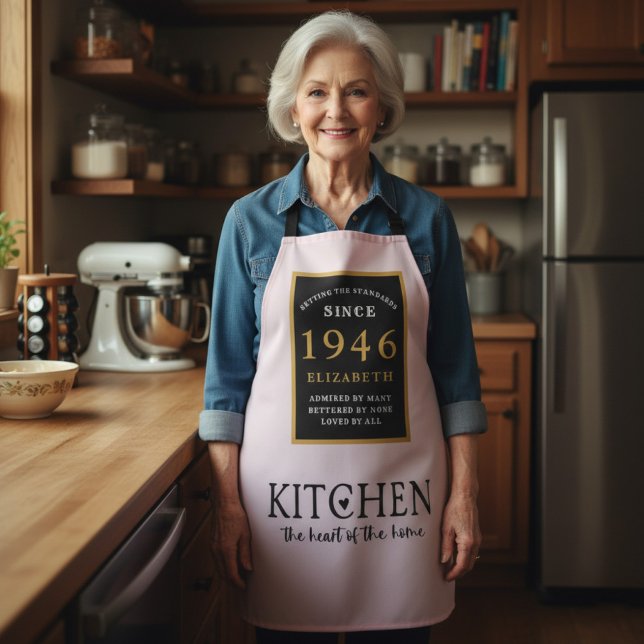 Tablier personnalisé 80e anniversaire Cuisinier Ch (1946 birthday apron worn in a kitchen.)