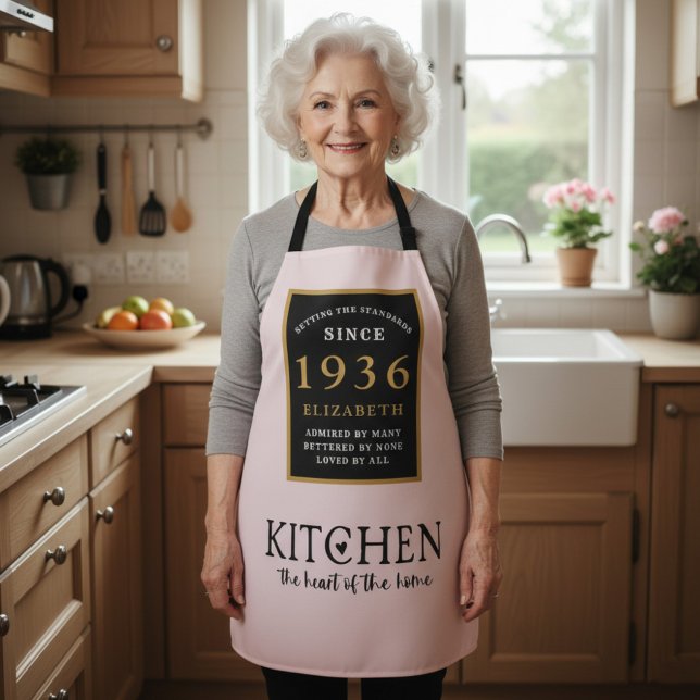 Tablier personnalisé 90e anniversaire Cuisinier Ch (1936 apron worn in a kitchen)