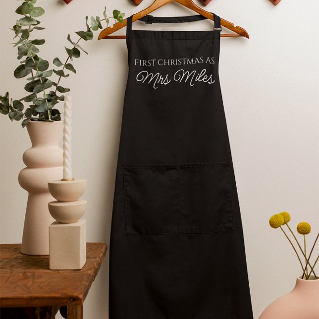 Tablier Personnalisé 'Premier Noël en tant que Madame' Nom (Personalized 'First Christmas as a Mrs.' Surname Apron)