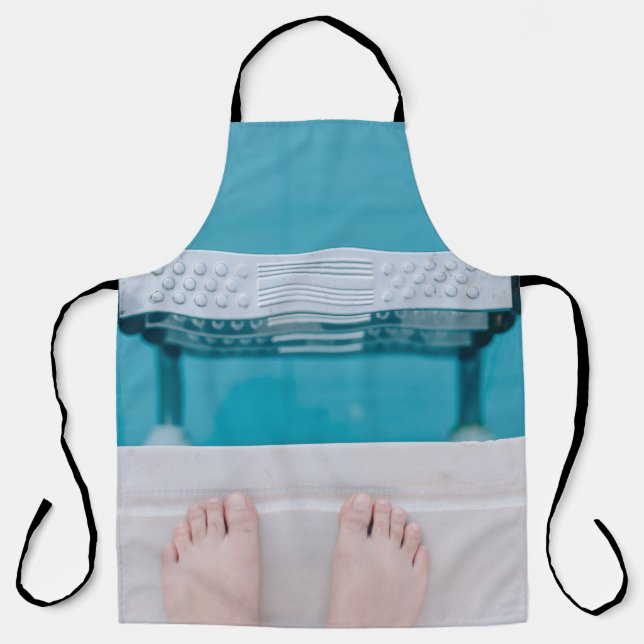 Tablier Personne debout sur l'échelle de la piscine (Recto)