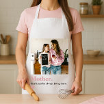 Tablier Photo personnalisée de maman Merci<br><div class="desc">"Rendre chaque instant dans la cuisine plus significatif avec ce tablier personnalisé pour maman. Avec votre photo préférée et le message émouvant, "Maman, merci d'être toujours là", cet tablier est aussi sincère que pratique. Qu’elle prépare des biscuits ou qu’elle savoure son café du matin, ce tablier personnalisé est un beau...</div>
