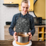 Tablier Pixels gris noir Jouer Alimentation personnalisée<br><div class="desc">Cette conception moderne de tablier comporte un texte personnalisable (Food Artista) et un motif de pixel noir et gris ludique. C'est l'espace idéal pour une cuisine de style.</div>