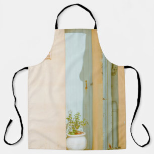 TABLIER PLANTE VERT AVEC VASE CÉRAMIQUE À CÔTÉ DU BOIS BLA