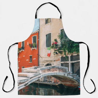 TABLIER PONT EN BÉTON À CÔTÉ D'UN BÂTIMENT BLANC