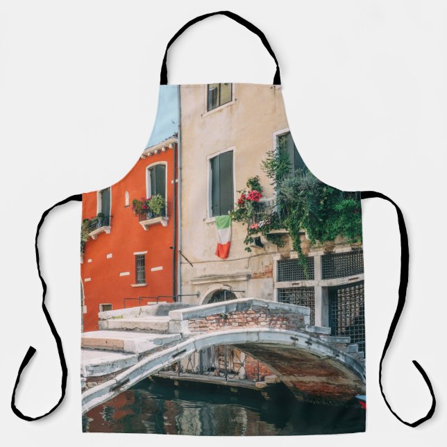 TABLIER PONT EN BÉTON À CÔTÉ D'UN BÂTIMENT BLANC (Recto)