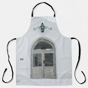 TABLIER PORTE EN BOIS GRIS FERMÉE SOUS LA LUMIÈRE NOIRE