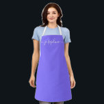 Tablier Purple Simple Chic Elegant Nom du script<br><div class="desc">Elle va adorer un tablier personnalisé en cuisinant ces bonbons,  en cuisinant de délicieux plats ou en travaillant avec ses plantes. Un cadeau parfait pour encourager ses talents. Écriture blanche pour le nom avec des embellissements à queue longue sur le violet.</div>