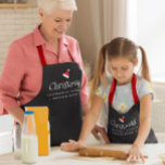 Tablier Red Black Christmas Baking Crew Famille personnali<br><div class="desc">Faites de la cuisine de vacances encore plus mémorable avec ces tabliers personnalisés de l'équipe de pâtisserie de Noël en rouge festif, blanc sur noir! Parfaits pour toute la famille, ces tabliers sont dotés de votre nom de famille personnalisé, d'une icône de chapeau de Père Noël amusante et d'une typographie...</div>