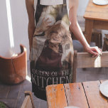 Tablier Reine moderne de la cuisine Photo | Porte-nom<br><div class="desc">Connaissez-vous une femme qui est "reine de la cuisine" ? Qu'il s'agisse de cuisine sur le poêle ou le barbecue,  cet espace moderne vous permet de télécharger une photo et de customiser le texte avec le nom. Fait un grand cadeau personnalisé pour votre maman,  grand-mère,  meilleur ami ou soeur.</div>