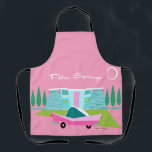 Tablier Ressorts de palmier rose rétro sur toute la surfac<br><div class="desc">Entre l’arrière - plan rose, la maison moderne turquoise du milieu du siècle et la voiture classique des années 1950, ce design ne pouvait pas être plus Palm Springs s’il le disait dans les nuages. Oh, attendez, il le dit dans les nuages ! La pierre bleue et turquoise de la...</div>