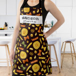 Tablier Restaurant de pâtes italiennes, Chef Nonna Texte P<br><div class="desc">Tablier amusant avec un motif de pâtes maison dressé contre un arrière - plan noir et deux lignes de texte personnalisé. Ajoutez le nom d'une personne, le nom de votre Nonna, le nom du restaurant, le nom du café ou du magasin ou supprimez le texte et le rectangle et utilisez...</div>