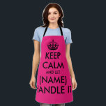 Tablier Restez calme et laissez-la s'occuper de cette drôl<br><div class="desc">Restez calme et laissez-la s'occuper de l'amusant tablier de barbecue rose néon pour les femmes. modèle de typographie Vintage avec couronne. Des tabliers de cuisine personnalisés de toute couleur. modèle branché avec grand design de typographie de lettres. Ajoutez votre nom ou une citation humoristique. Créez votre propre cadeau d'anniversaire pour...</div>