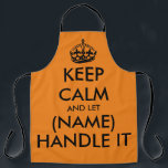 Tablier Restez calme et laissez-le manipuler drôle cuisine<br><div class="desc">Restez calmes et laissez (nom) le gérer drôle tablier barbecue orange pour les hommes et les femmes. Modèle de typographie vintage avec couronne. Tabliers de cuisine de cuisine personnalisés dans n'importe quelle couleur. Modèle tendance avec design de typographie à grandes lettres. Ajoutez votre propre nom ou une citation humoristique. Créez...</div>