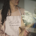 Tablier Rose clair monogramme | Minimaliste moderne Femini<br><div class="desc">Un design simple et élégant monogramme personnalisé avec une typographie manuscrite minimaliste moderne associée à une typographie en bloc en noir sur un élégant arrière - plan rose pastel. Le nom monogramme peut être facilement personnalisé pour rendre un design aussi unique que vous êtes! Le cadeau ou accessoire parfaitement personnel...</div>