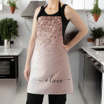 Tablier Rose Gold - Blush Pink Glitter Métal Monogramme No<br><div class="desc">Rose Gold - Faux Rose Blush Pink Pailleté Métal Monogramme Nom Tabard. C'est le cadeau idéal pour un sweet 16, un anniversaire de mariage, un enterrement de vie de jeune fille, un anniversaire, une baby shower ou une soirée bachelorette pour quelqu'un qui aime le luxe et les styles chic et...</div>