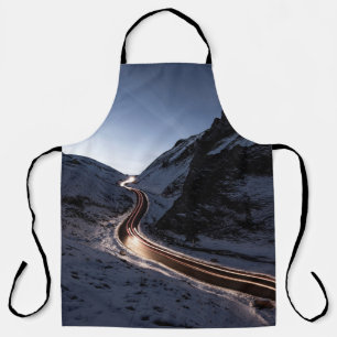 TABLIER ROUTE COURBE AU MILIEU DE LA NEIGE MONTAGNE COUVER