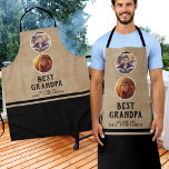 Tablier Russe Meilleur grand-père Jour 2 Photo Noir<br><div class="desc">Rustic Best Grand-père`s Day 2 Photo Collage Black Apron. 2 photos dans des cadres ovales - ajouter 2 photos. Arrière - plan beige rustique. Vous pouvez modifier n'importe quel texte sur l'aire de trafic. Ce tablier personnalisé est un cadeau parfait pour un père pour la fête des pères, l'anniversaire ou...</div>