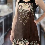 Tablier rustique pays élégant chef de cuisine florale<br><div class="desc">Un tablier cuisine vintage et chic personnalisé, composé d'un délicat rose pâle, d'une crème parfumée et de bordures fleurs sauvages botaniques florales de sauge, est aménagé sur un arrière - plan en bois de grange brun foncé avec des lampes à cordes. Il peut s'agir d'un beau cadeau pour votre propre...</div>