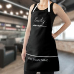Tablier Salon des cheveux Nom de l'entreprise Emploi Emplo<br><div class="desc">Un design élégant et simpliste pour l'uniforme d'un coiffeur ou d'esthéticiennes ou similaire avec le nom du salon en bas sous une seule ligne blanche, et le nom de l'employé et le titre du poste en blanc en haut. Personnalisez facilement le texte et vous pouvez également modifier le texte et...</div>
