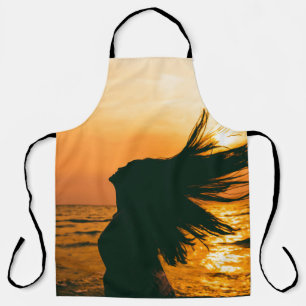 Tablier Silhouette de fille, coucher du soleil sur la mer,