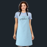Tablier Simple Blue Chic Elegant Nom Script<br><div class="desc">Elle va adorer un tablier personnalisé en cuisinant ces bonbons,  en cuisinant de délicieux plats ou en travaillant avec ses plantes. Un cadeau parfait pour encourager ses talents. Script noir pour le nom avec embellissement longue queue sur bleu.</div>
