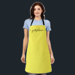 Tablier Simple Jaune noir Chic Élégant Nom Script Apron<br><div class="desc">Simple Jaune Noir Chic Élégant Nom Script Apron Éclairer son voyage culinaire : Ce tablier jaune vif orné d’un script noir magnifiquement contrasté n’est pas seulement un vêtement, c’est un compagnon joyeux de ses efforts de cuisson, de cuisine ou de jardinage. Le nom personnalisé, scénarisé dans d'élégants ornements à queue...</div>