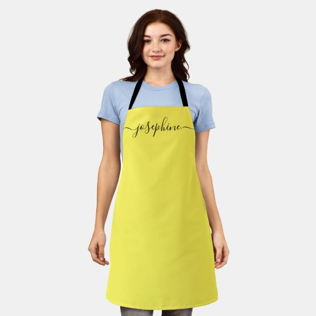 Tablier Simple Jaune noir Chic Élégant Nom Script Apron (Porté)