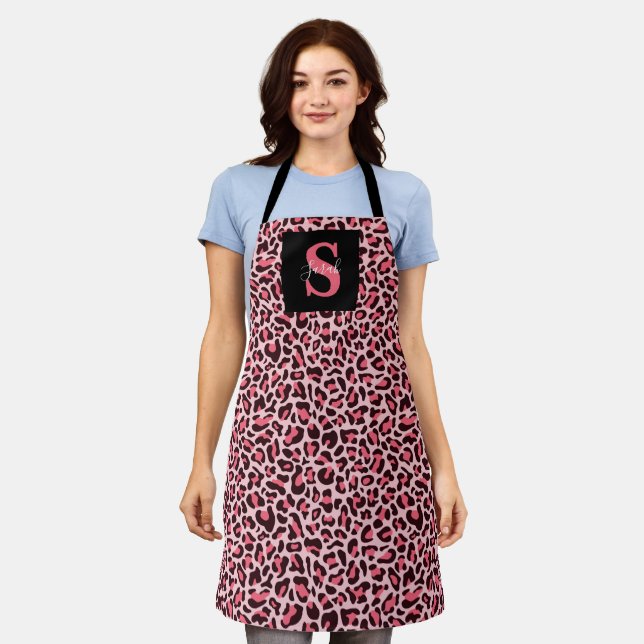 Tablier Tabard à imprimé léopard et monogramme rose chaud  (Porté)
