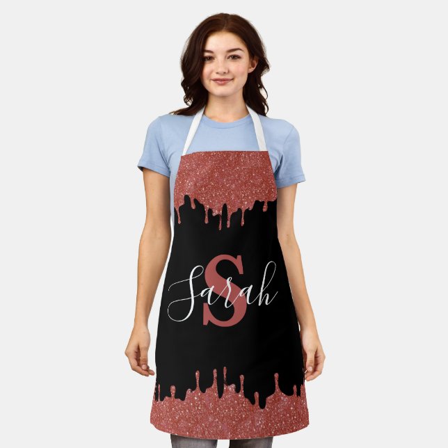 Tablier Tabard à paillettes et monogramme rose et noir (Porté)