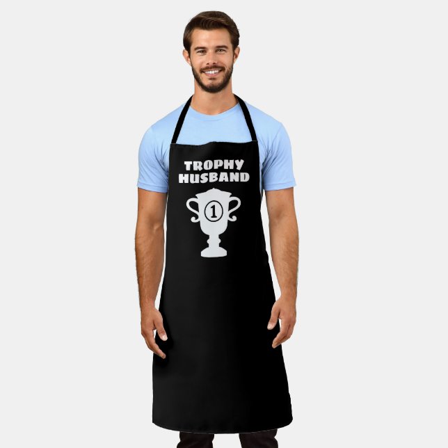 Tablier Trophy Husband funny kitchen apron for men (Porté)
