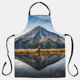 Tablier Un alpiniste avec une robe orange en symétrique 
