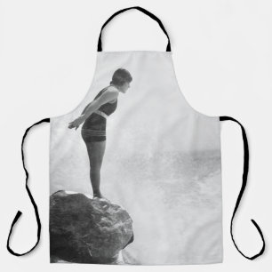 Tablier Une nageuse sur la roche au-dessus du surfvintage