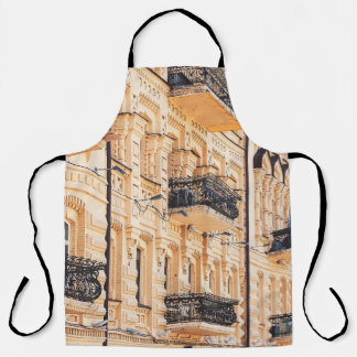 Tablier Une vieille maison jaune aux balcons en fer forgé.