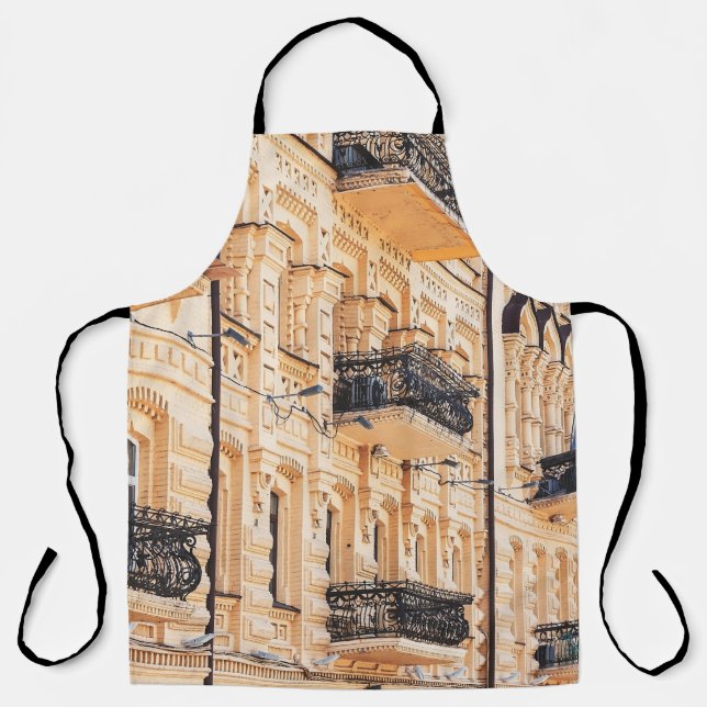 Tablier Une vieille maison jaune aux balcons en fer forgé. (Recto)