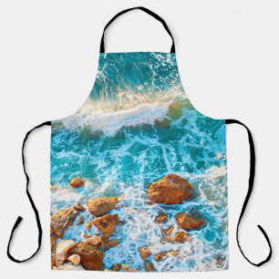Tablier Vagues sur une plage rocheuse au coucher du soleil