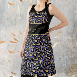 Tablier Veri Peri violet Empreinte de léopard noir avec no<br><div class="desc">Un peu délirant avec cette touche colorée sur l'empreinte de léopard classique. Ce design présente des taches dorées et noires sur un look violet (bleu périwinkle avec des tons violet violet), qui est une couleur de l'année. Votre nom est écrit en or sur une bande de noir bordée d'or. Ce...</div>