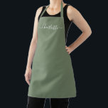 Tablier Vert olive féminin nom de script personnalisé élég<br><div class="desc">Tablier de cuisine vert olive personnalisé avec un texte de monogramme moderne et élégant de couleur unie simple et chic. Personnalisez-le avec un nom, une citation, une phrase ou un texte. Idéal pour les cuisiniers, les chefs, la poterie, la céramique, l'artisanat, le travail, la cuisine, la pâtisserie, le barbecue, le...</div>