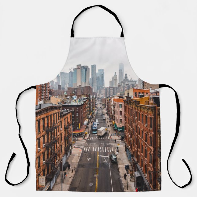 TABLIER VOITURES SUR LA ROUTE ENTRE LES BÂTIMENTS À HAUTE  (Recto)