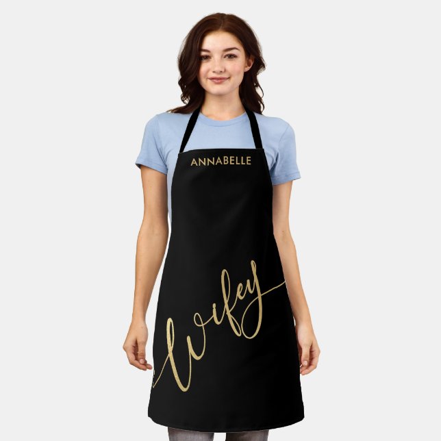 Tablier Wifey Gold Script Newlyweed Apron (Porté)