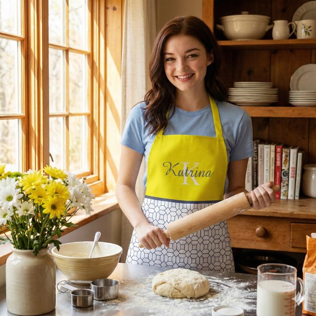 Tabliers avec imprimé monogrammé (This beautiful personalized apron would make a great bridal shower or birthday gift! )