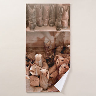 Tack Room rempli de Bootsboots Cowboy bien usé, co