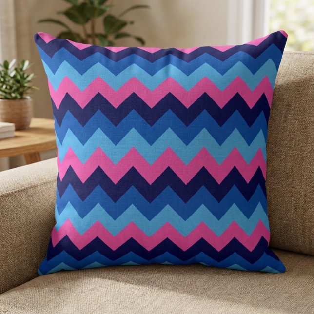 Taie de coussin jeté grande taille à motif chevron (Cool Blue Pink Chevron Pattern Big Throw Pillow on a sofa in a living room.)