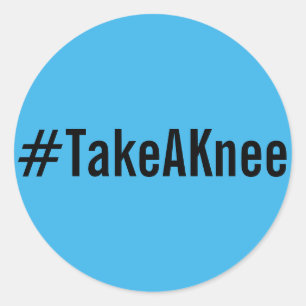 #TakeAKnee, texte noir sur les autocollants bleu v