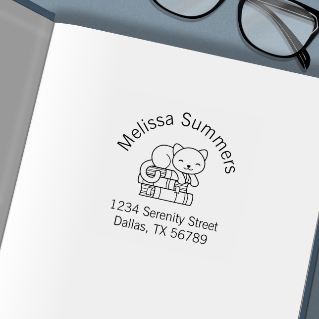 Tampon Auto-encreur Adresse de chat heureux sur une pile de livres (Créateur téléchargé)