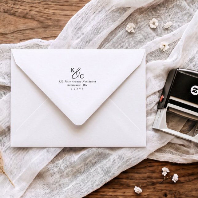 Tampon Auto-encreur Adresse de Retour de Mariage avec Initiales Modern (Modern elegant wedding return address stamp with initials and calligraphy ampersand)