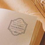 Tampon Auto-encreur Carnet de bord élégant Ex Libris<br><div class="desc">Un élégant timbre-bibliothèque avec cadre dessiné à la main et feuillage botanique. Dans le cadre, "ex libris" est imprimé en italique serif classique en haut, avec votre nom dans l'espace ci-dessous. Idéal pour les enseignants, les bibliothécaires et les amateurs de livres. Visualisez la collection liée sur cette page pour plus...</div>