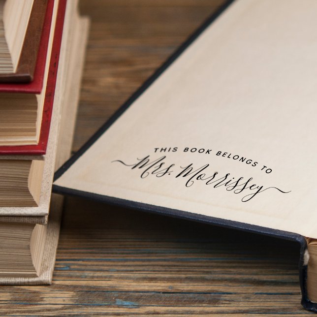 Tampon Auto-encreur Ce livre appartient à Nom de la calligraphie manus (This Book Belongs To Handwritten Script Name Self-inking Stamp)