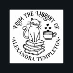 Tampon Auto-encreur Chat assis sur les livres #3, Nom de la bibliothèq<br><div class="desc">Cat Sitting on Books #3,  Mug de café "From the library of" Nom du livre ========= Cela peut être facilement changé pour dire "This Book Belongs to",  "Ex Libris",  "From the desk of",  "from the office of" ou autre texte de votre choix.</div>
